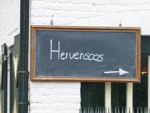 De Hervensoos is in de grote zaal van d'n Boerderij.