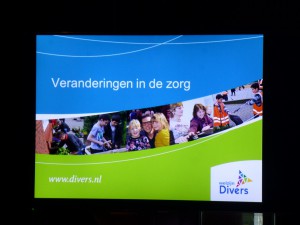 Divers hield een presentatie over veranderingen in de zorg.