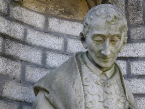 Het beeld van Carolus bij de ingang van het klooster.