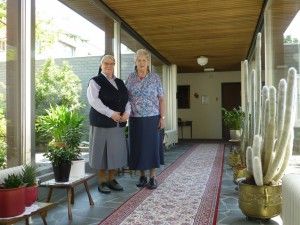 Zuster Alix en zuster Eugenie (rechts).