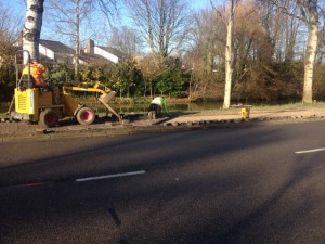Wegwerkers bezig met het fietspad aan de Hervensebaan.