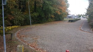 Het straatje vanaf het klooster naar de Hervensebaan wordt opnieuw bestraat.