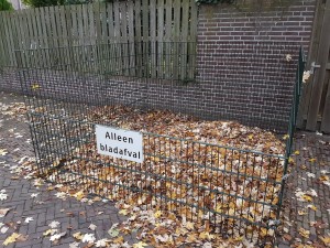 De bladkorven zijn alleen bedoeld voor bladeren, dus niet voor tuinafval.